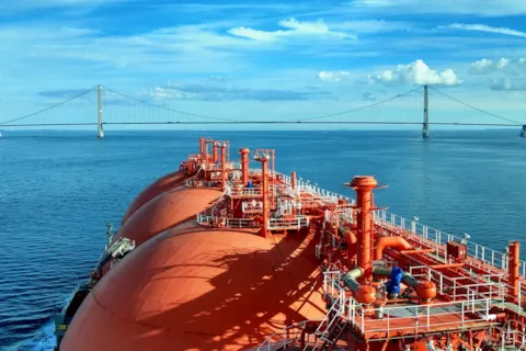 MI_Gas_336_LNG_Carrier_approaching_bridge