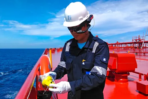 Crew member_using_augmented_realitiy