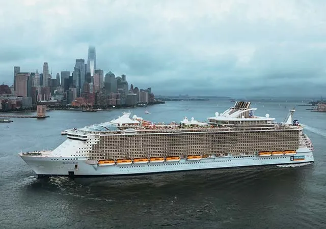 Oasis_of_the_Seas_setting_sail_from_New_York