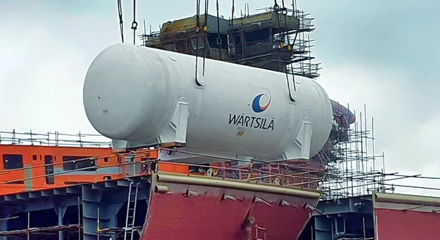 Lady_Marie_Christines_LNG_tank_is_hoisted_aboard.jpg