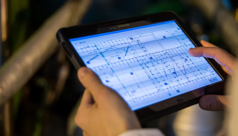 DNV GL Surveyor with tablet