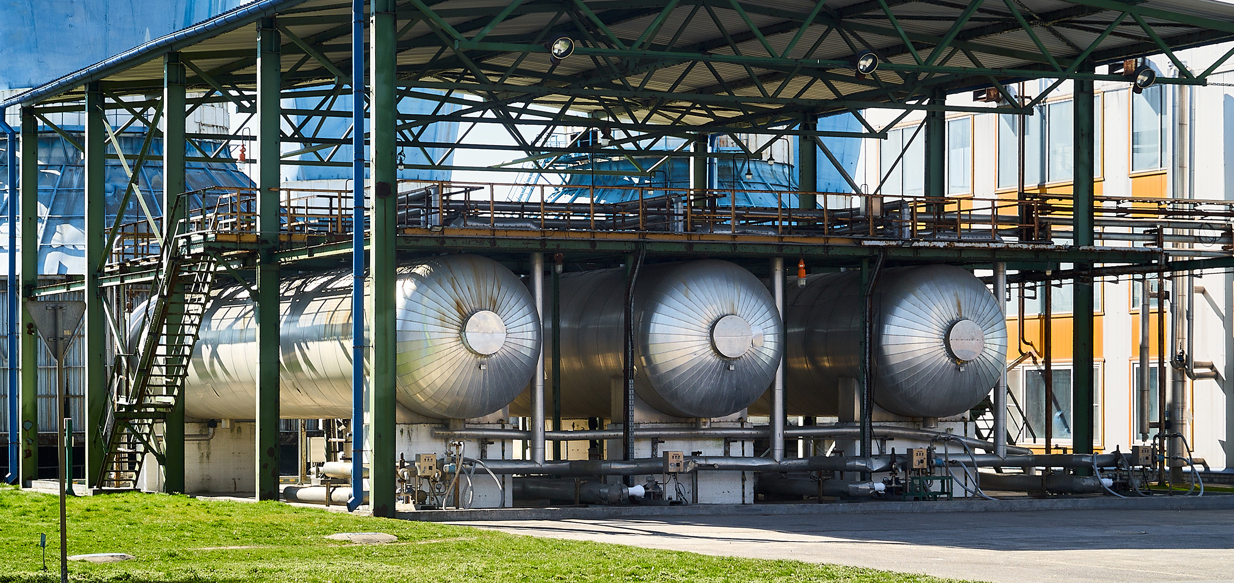 Production of liquefied carbon dioxide of carbonic acid part of chemical plant three cryogenic tanks with CO2 under canopy, that protects from solar heat with refueling and export filling device