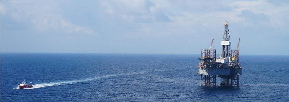 Jackup with crewboat