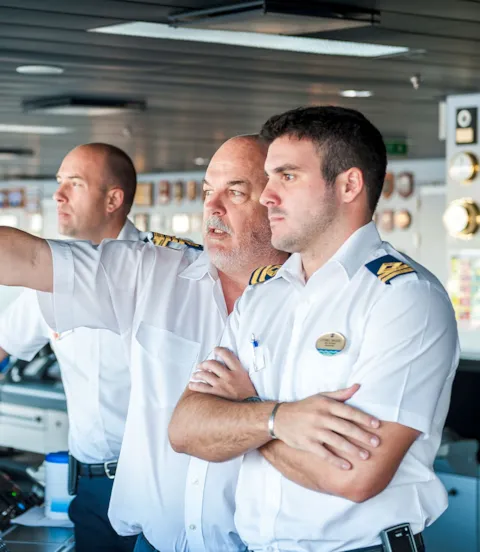 KP_Ind_473_DNV_captain_and_officer_on_the_bridge.jpg