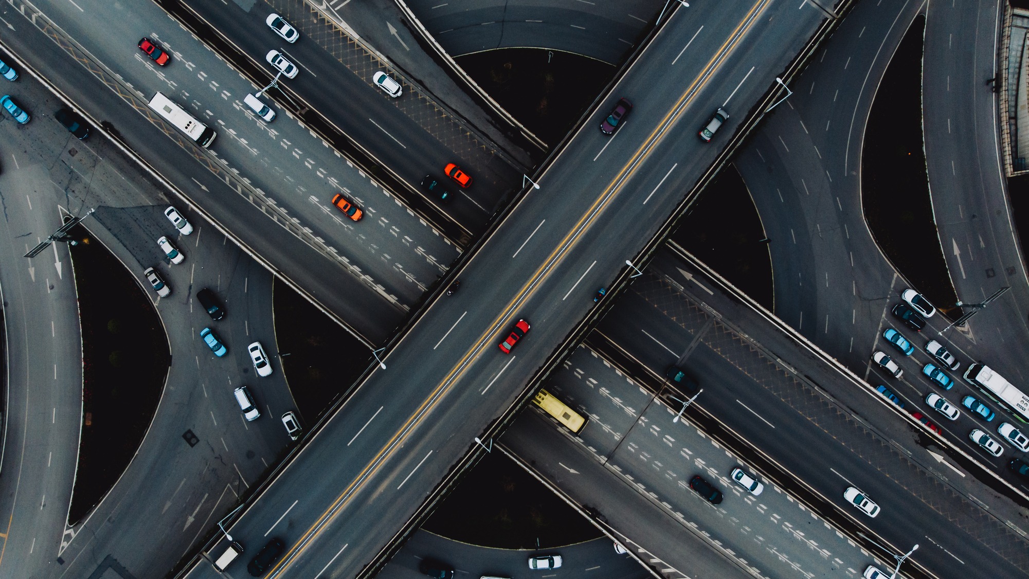 Overhead view of highway interchanges and vehicles in motion, symbolizing connected automotive systems and DNV’s end-to-end verification and validation expertise for ISO 26262 compliance