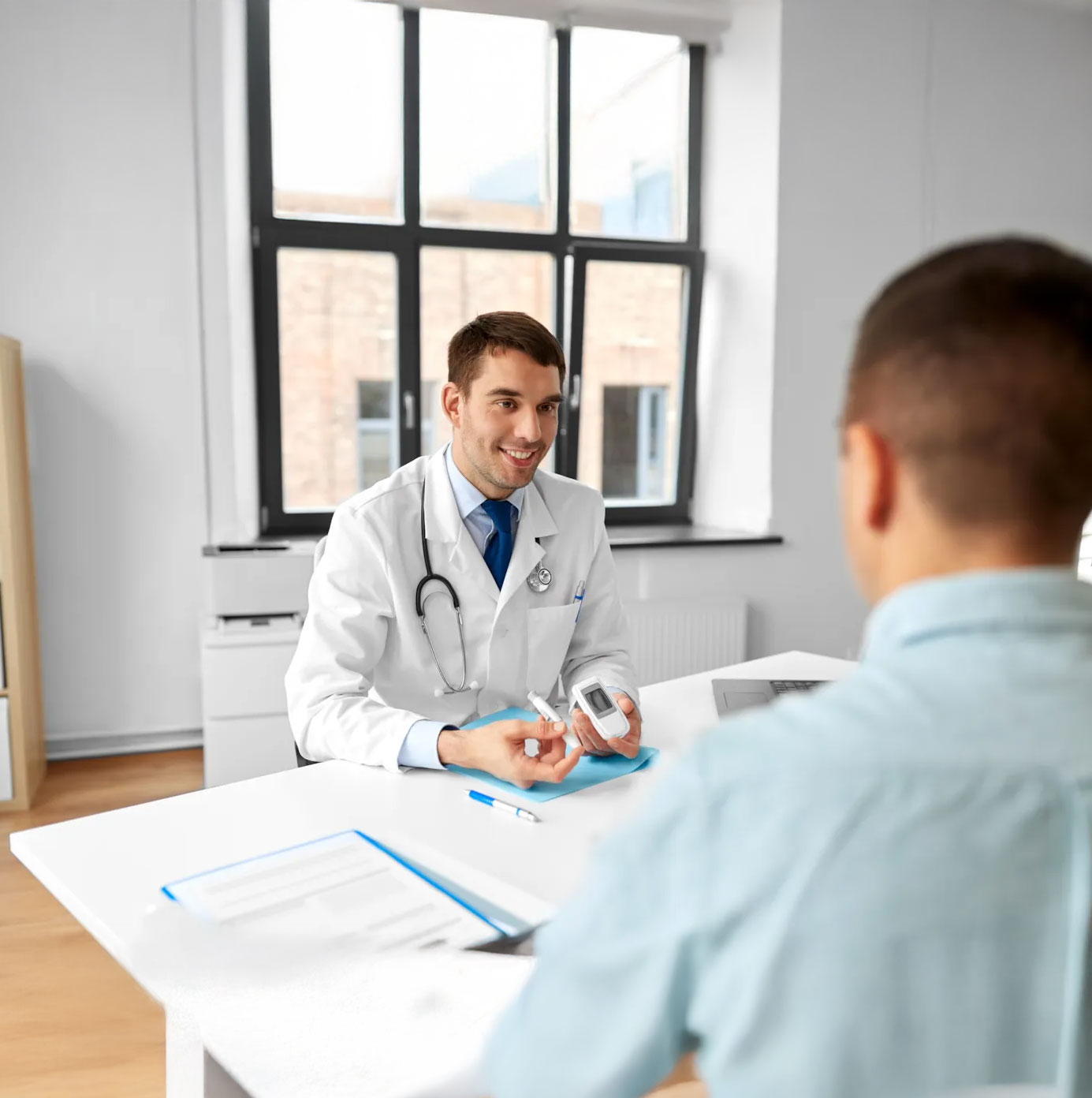 Physician consulting with a patient in a clinical setting, illustrating standardized, data-driven glycaemic management practices under DNV’s AGMC framework