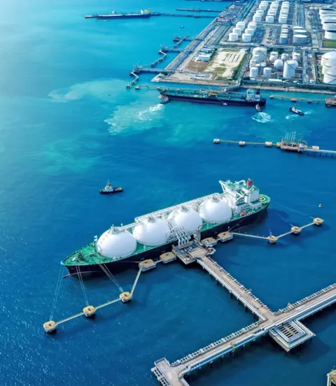 M1_Ind_500_LNG_tanker_at_terminal.jpg