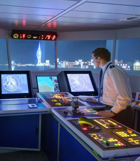 M2_Ind_473_officer_training_in_ship_simulator.jpg