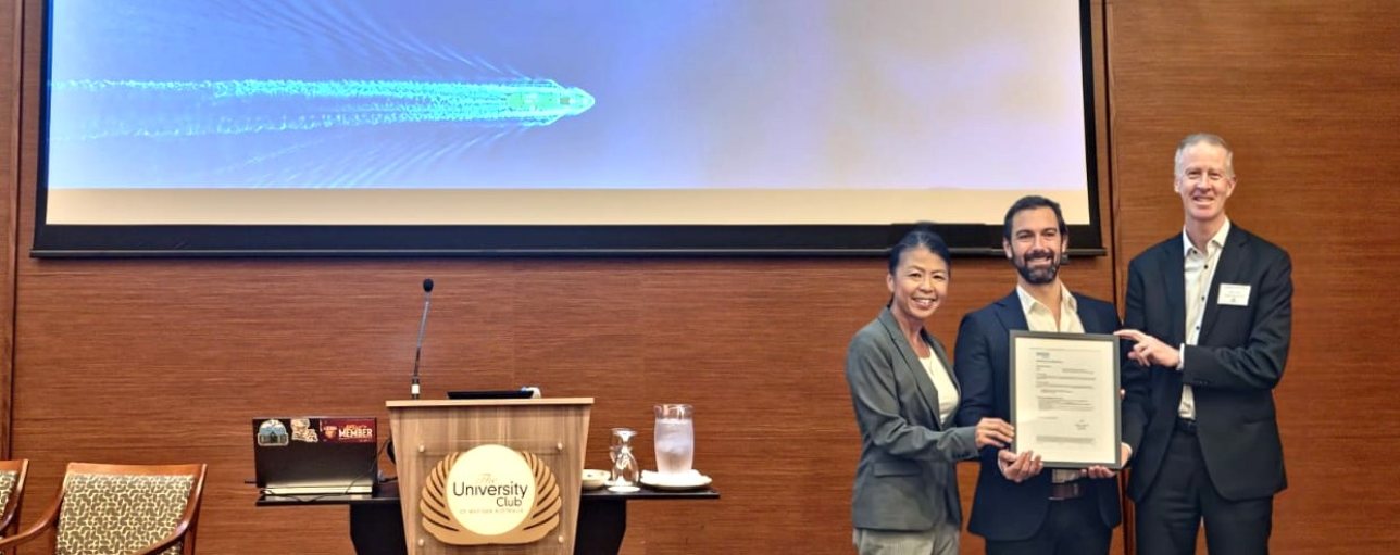 (L–R) Elisa Woodward, Non-Executive Director of SeaTech Solutions (Australia), and Nick Bentley, Managing Director of Oceania Marine Energy, were presented with the AiP by Jonathan Abrahams, Head of Maritime Advisory (ANZ & India) DNV.