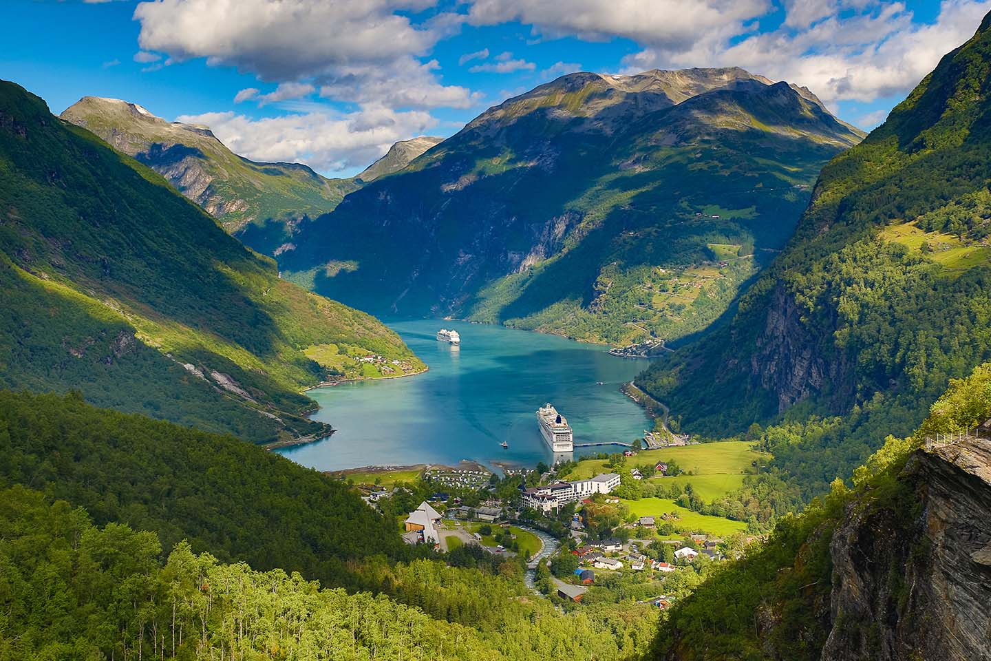Cruiseships_in_Norways_Geirangerfjord
