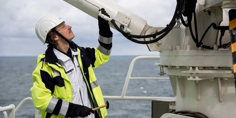 Australian Inspector Training Offshore crane Inspector