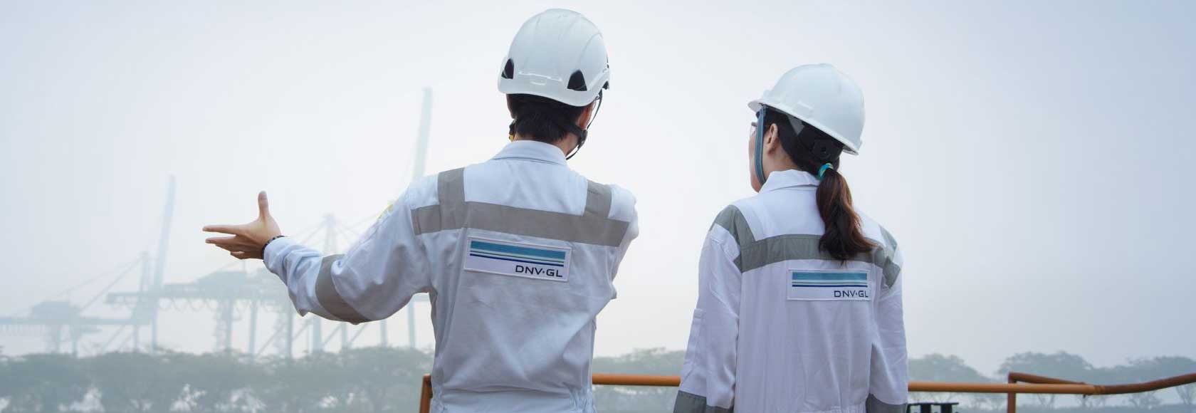 DNV GL staff with hard hats