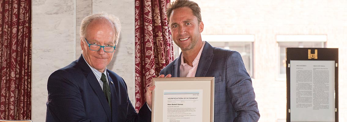 DNV GL's Chief Financial Officer Thomas Vogth-Eriksen hands over the certificate to Oslo Bislett Games’ Meeting Director Steinar Hoen.
